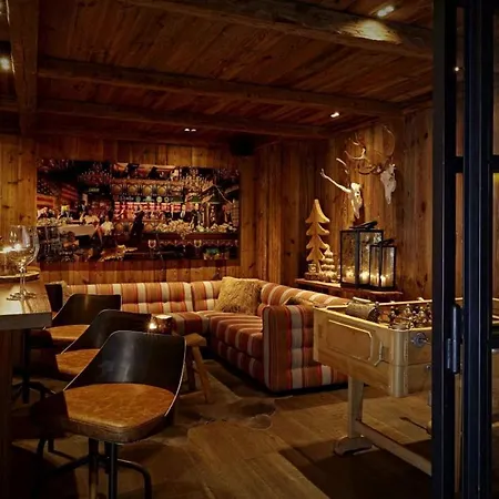 Zeitgenössisches Weihnachtliches Chalet Damron *