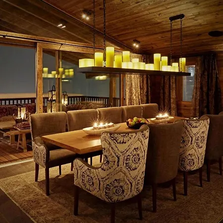 Zeitgenossisches Weihnachtliches Chalet Damron