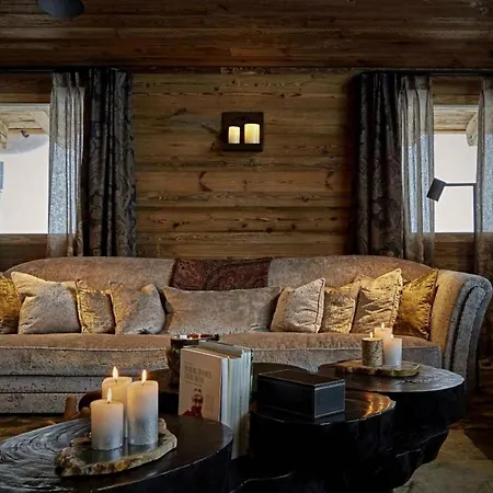 Zeitgenossisches Weihnachtliches Chalet Damron